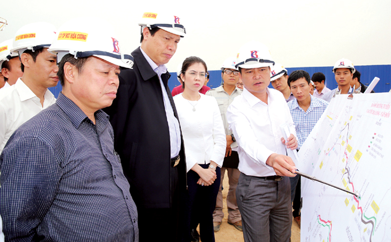 Chủ tịch UBND tỉnh Nguyễn Đức Long kiểm tra tiến độ Dự án đường cao tốc Hạ Long - Vân Đồn, tháng 11-2015. Ảnh: Lan Hương