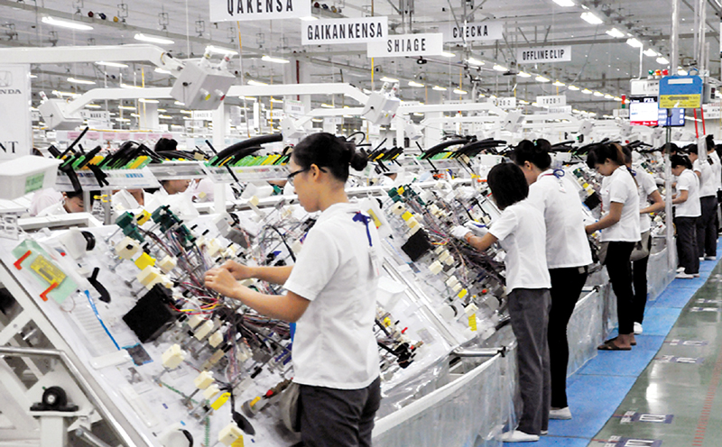 Sản xuất hệ thống dây dẫn và các cụm thiết bị điện ô tô tại nhà máy Yazaki, Chi nhánh Quảng Ninh (KCN Đông Mai, TX Quảng Yên). Ảnh: Nguyên Lâm