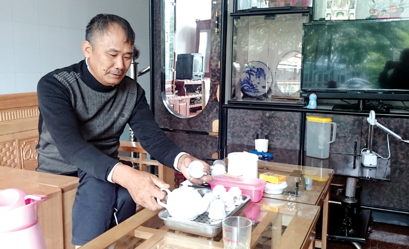 Ông Nguyễn Văn Dung, phường Mông Dương, TP Cẩm Phả phấn khởi được đón Tết trong ngôi nhà mới khang trang, rộng rãi.