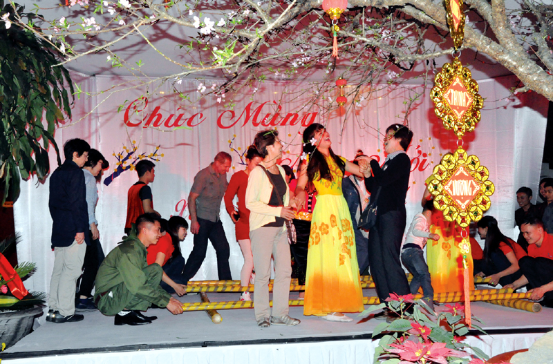 Du khách nước ngoài tham gia múa sạp trong đêm giao thừa Tết Ất Mùi tại Khách sạn Sài Gòn Hạ Long.