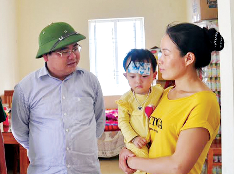 Đồng chí Hoàng Bá Nam, Bí thư Huyện uỷ, Chủ tịch UBND huyện Cô Tô thăm một gia đình ở đảo Trần, tháng 7-2015.