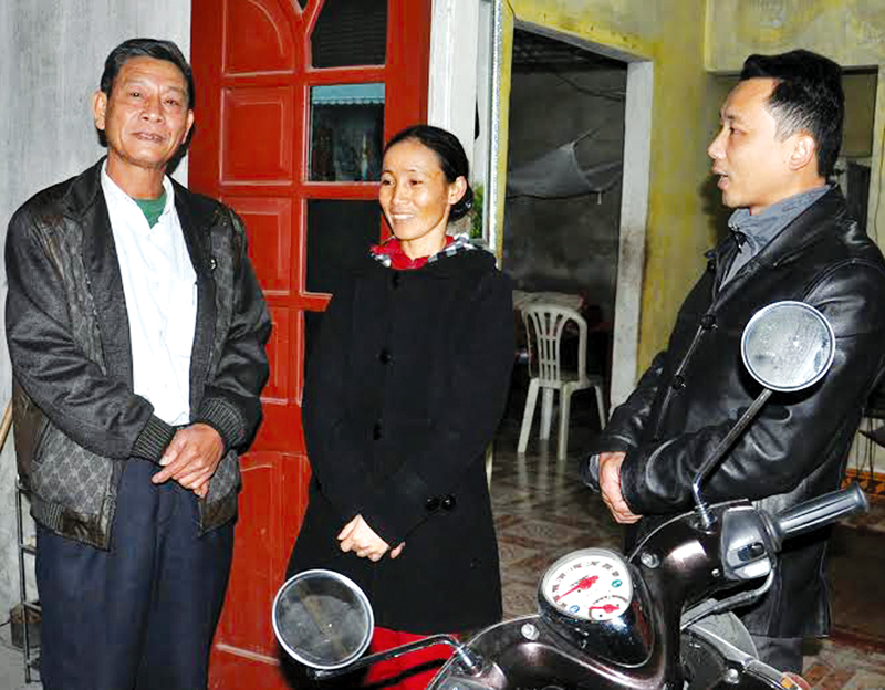 Đồng chí Vũ Minh Hoắng (ngoài cùng, bên trái), Bí thư chi bộ kiêm Khu trưởng khu 11, phường Quang Trung, TP Uông Bí thăm và trò chuyện với hộ dân trên địa bàn.