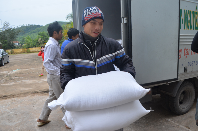 Vận chuyển gạo hỗ trợ các hộ nghèo xã Thanh Sơn, huyện Ba Chẽ.