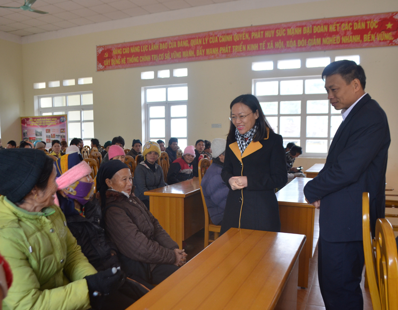 Đồng chí Lê Ngọc Hân, Phó Tổng Biên tập Báo Quảng Ninh trò chuyện, thăm hỏi các hộ nghèo xã Thanh Sơn.