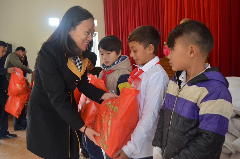 Đồng chí Lê Ngọc Hân, Phó Tổng Biên tập Báo Quảng Ninh trao quà cho các em học sinh có hoàn cảnh khó khăn trường PTDT bán trú, Tiểu học và THCS Thanh Sơn.