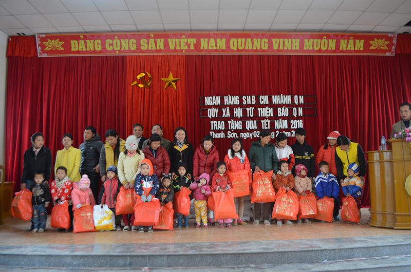 Trao quà cho trẻ em có hoàn cảnh khó khăn xã Thanh Sơn.