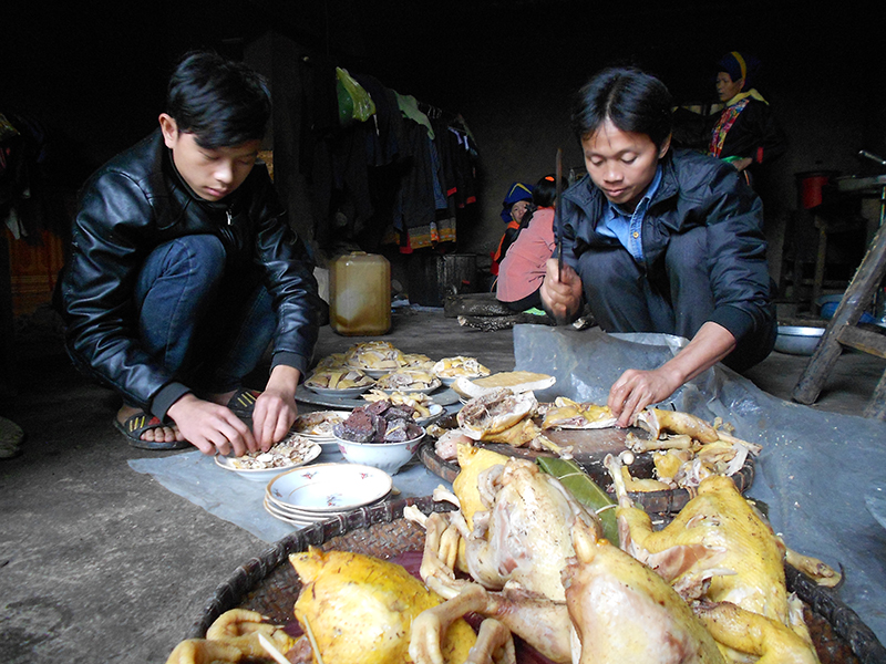 Bữa cơm Tết nhà lớn của đồng bào Dao chủ yếu là thịt gà .