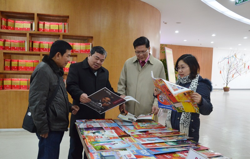 Các đại biểu xem các ấn phẩm báo chí trưng bày.