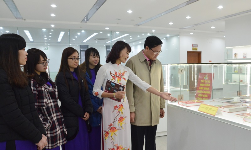 Lãnh đạo Thư viện tỉnh giới thiệu sách trưng bày tại Hội báo Xuân.