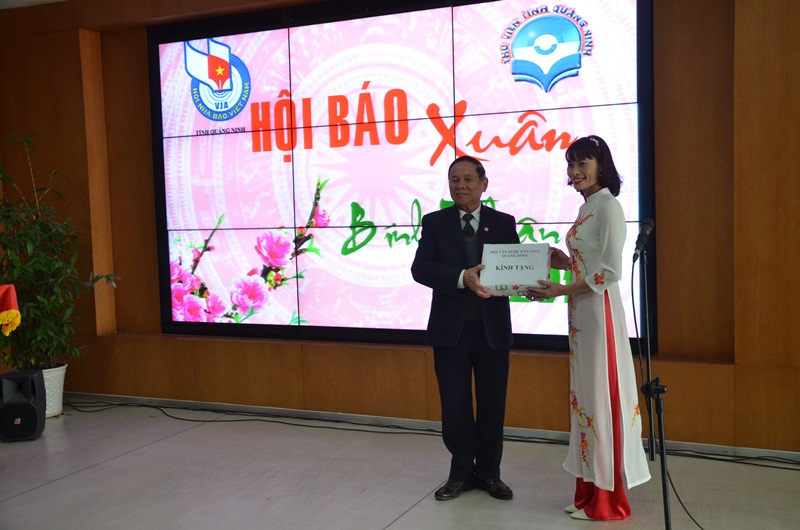 Nhân dịp này, Hội Văn nghệ dân gian Quảng Ninh đã tặng một số sách cho Thư viện tỉnh. 