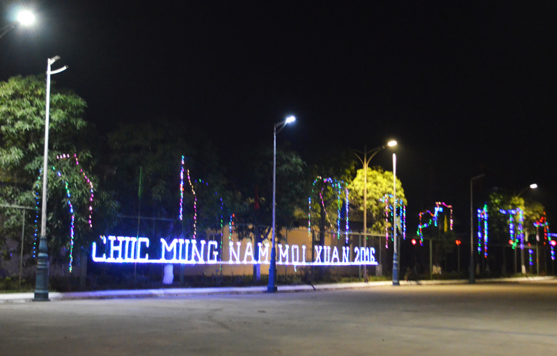 Khuôn viên Nhà máy chế tạo thiết bị nâng hạ - Xí nghiệp cơ khí Quang Trung được lắp đặp hệ thống đèn chiếu sáng và dàn đèn trang trí hiện đại với dòng chữ “Chúc mừng năm mới xuân 2016” 