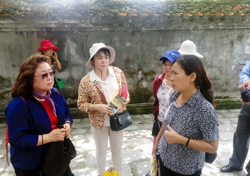 GS Hea Un Rii (ngoài cùng bên trái), chuyên gia ICOMOS trong chuyến thực địa tại Yên Tử, tháng 8-2015. Ảnh: Nguyễn Trung Hà (CTV)