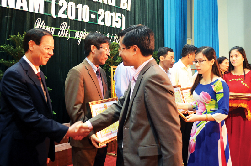 Chủ tịch UBND TP Uông Bí Nguyễn Anh Tú khen thưởng các cá nhân có thành tích trong phong trào thi đua 5 năm (2010-2015).