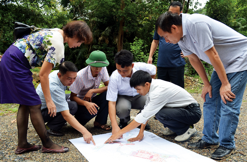 Các phòng ban chức năng của TP Uông Bí kiểm tra thực địa, giải quyết vướng mắc về mặt bằng cho Dự án Trường quay phim cổ trang Yên Tử.
