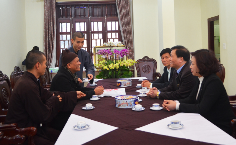 Đồng chí Nguyễn Như Hiền, Phó Chủ tịch Thường trực HĐND tỉnh mong muốn các vị chư tăng tôn phẩm, tăng, ni trong Ban Trị sự Giáo hội Phật giáo Việt Nam tỉnh Quảng Ninh tiếp tục đồng hành cũng tỉnh trong chăm lo đời sống nhân dân