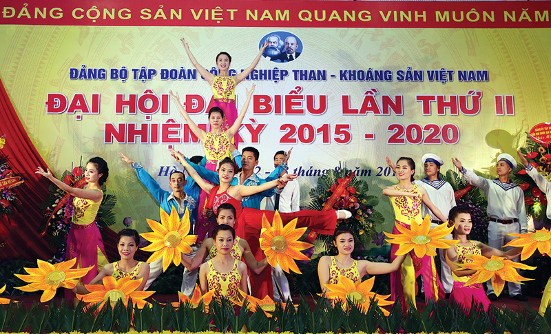 Đội văn nghệ Công ty Tuyển than Cửa Ông - TKV múa hát chào mừng tại Đại hội Đảng bộ Tập đoàn Công nghiệp Than - Khoáng sản Việt Nam lần thứ II, nhiệm kỳ 2015-2020. Ảnh: Đoàn Trung (CTV)