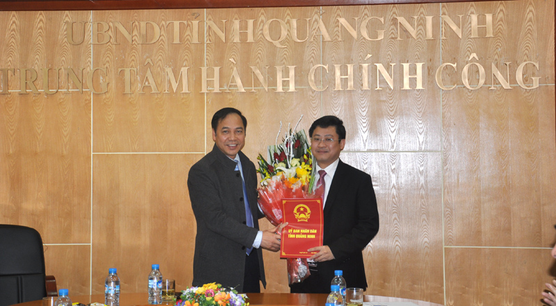 Đồng chí Đặng Huy Hậu, Phó Chủ tịch Thường trực UBND tỉnh trao quyết định bổ nhiệm Phó Giám đốc Trung tâm hành chính công tỉnh cho đồng chí Ngô Quang Hưng.