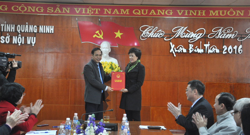 Đồng chí Đặng Huy Hậu, Phó Chủ tịch Thường trực UBND tỉnh trao quyết định bổ nhiệm Phó Giám đốc Sở Nội vụ cho đồng chí Vũ Thị Mai Anh.