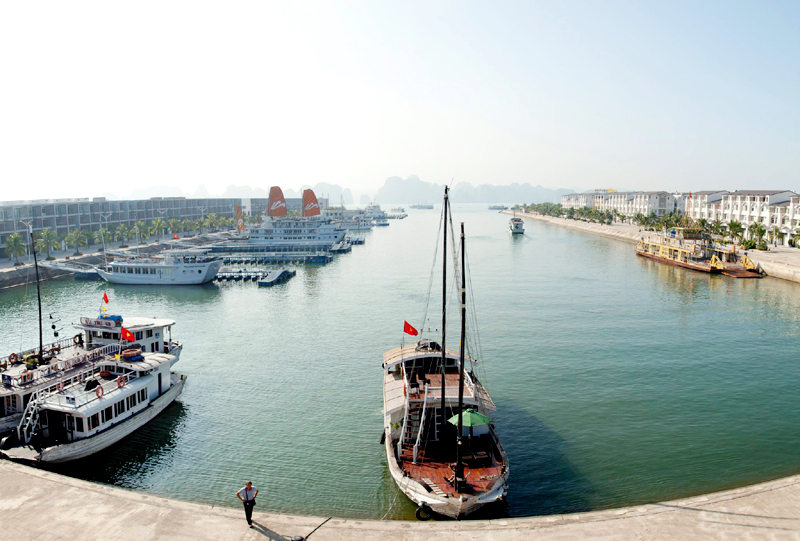 Cảng tàu khách quốc tế Tuần Châu (TP Hạ Long) được Tổ chức Kỷ lục Việt Nam xác lập là cảng du thuyền nhân tạo lớn nhất Việt Nam hiện nay.