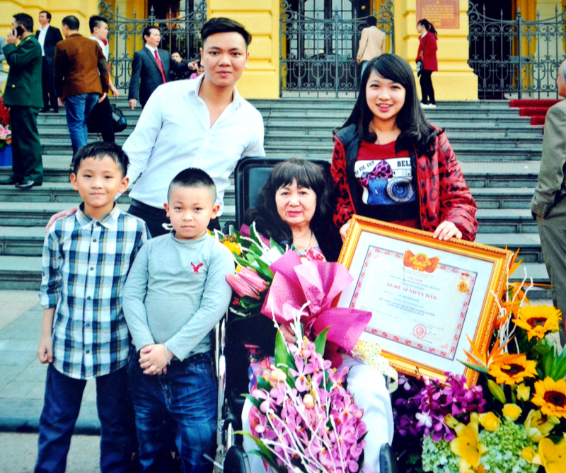 NSND Minh Huệ cùng con, cháu trong buổi lễ phong tặng danh hiệu Nghệ sĩ Nhân dân.