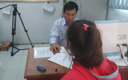 Chị L.T.T quê Quảng Ngãi cho biết mua vé thông qua “cò” được kèm theo giấy CMND giả