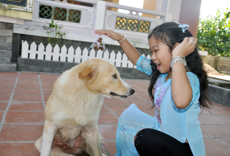 Trẻ em nô đùa trong sân chùa Trường Sa.