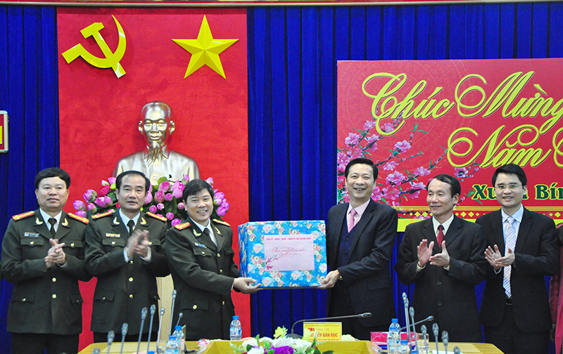 Đồng chí Nguyễn Văn Đọc, Bí thư Tỉnh ủy, Chủ tịch HĐND tỉnh tặng quà chúc tết thể lực lượng Công an tỉnh.