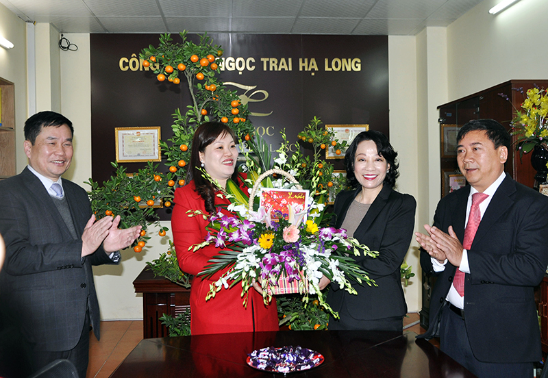 Đồng chí Vũ Thị Thu Thủy, Phó Chủ tịch UBND tặng hoa lãnh đạo Công ty CP Ngọc Trai Hạ Long.