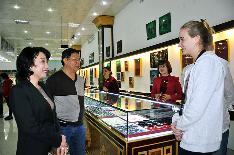 Đồng chí Vũ Thị Thu Thủy, Phó Chủ tịch UBND tỉnh trò chuyện với khách du lịch quốc tế tại Điểm mua sắm Mỹ Ngọc, Công ty CP Ngọc Trai Hạ Long.