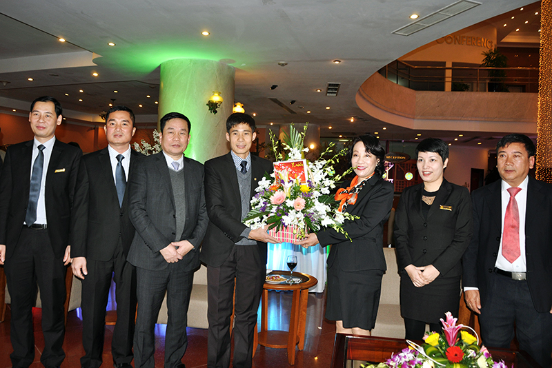 Phó Chủ tịch UBND tỉnh Vũ Thị Thu Thủy cùng đại diện lãnh đạo Sở VH, TT& Du lịch tặng hoa chúc Tết tập thể CBNV Khách sạn Sài Gòn Hạ Long.