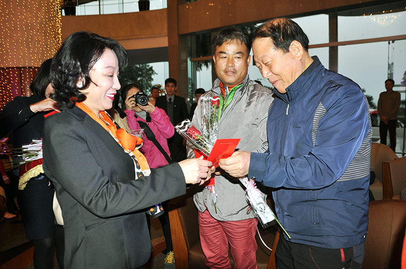 Đồng chí Vũ Thị Thu Thủy, Phó Chủ tịch UBND tỉnh tặng hoa và lì xì cho du khách tại Khách sạn Sài Gòn Hạ Long.