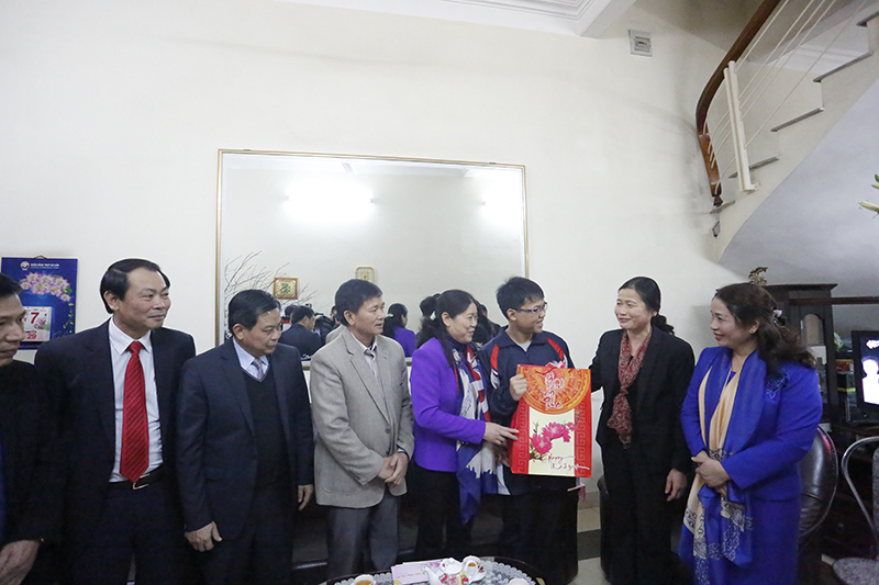 Phó Bí thư Thường trực Tỉnh ủy chúc tết em Nguyễn Ngọc Minh Hải.