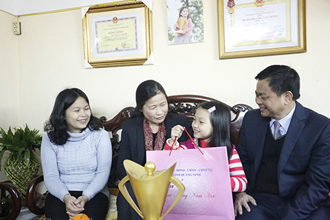 Phó Bí thư Thường trực Tỉnh ủy tặng quà Tết cho kiện tướng cờ vua quốc tế Nguyễn Lê Cẩm Hiền.