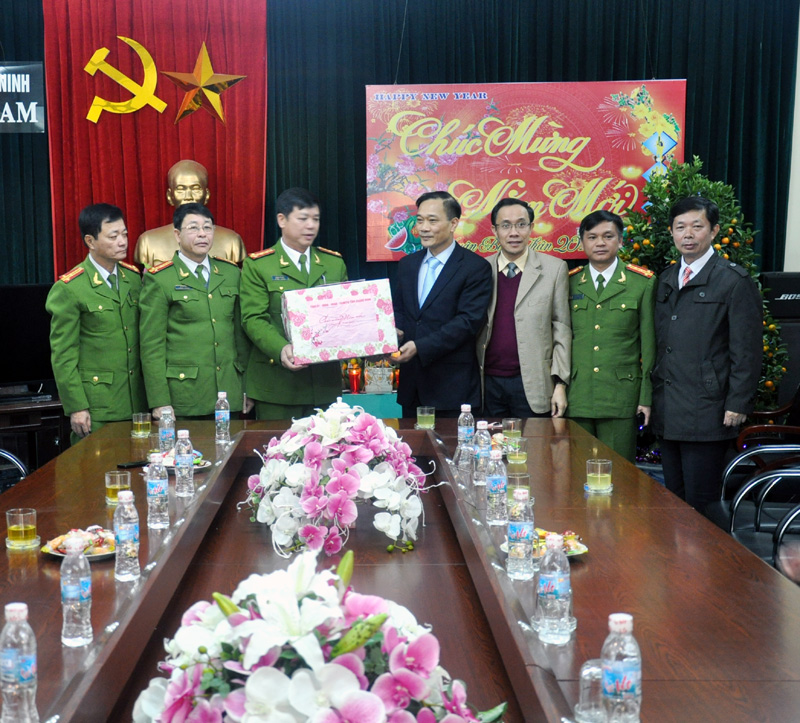 Đồng chí Vũ Hồng Thanh, Ủy viên  T.Ư Đảng, Phó Bí thư Tỉnh ủy, tặng quà, chúc Tết CBCS Trại Tạm giam (Công an tỉnh) 
