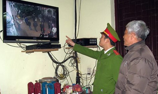 Cảnh sát hình sự theo dõi camera an ninh tại Phủ Tây Hồ. Ảnh: Việt Đức.