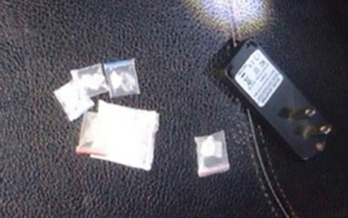 Điện thoại, ma túy - những hàng cấm hay được chuyển vào trại giam (Ảnh minh họa)