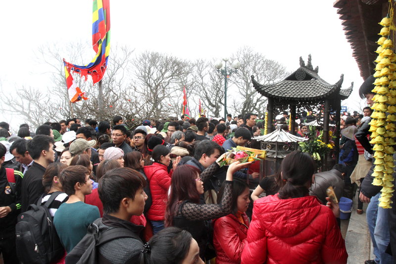 Năm nay, ngay từ ngày mồng 1 Tết Nguyên đán Bính Thân, Yên Tử đã đón trên 3,5 ngàn lượt khách. 
