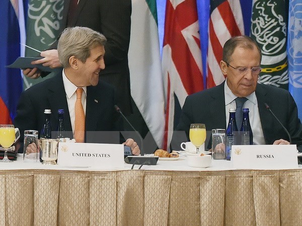 Ngoại trưởng Mỹ John Kerry và Ngoại trưởng Nga Sergei Lavrov tại Hội nghị quốc tế lần thứ 3 về Syria ở New York ngày 18/12. (Nguồn: THX/TTXVN)
