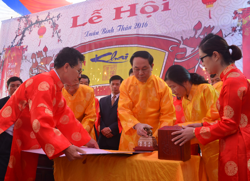 Đại tướng Trần Đại Quang, Ủy viên Bộ Chính trị, Bộ trưởng Bộ Công an, thực hiện nghi thức khai ấn.