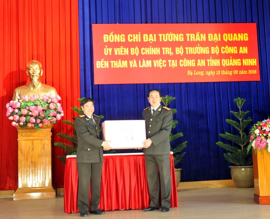 Đại tướng Trần Đại Quang tặng quà CBCS Công an tỉnh. 