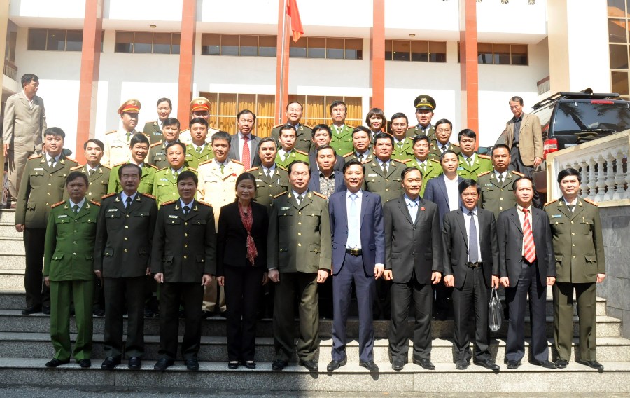 Đại tướng cùng các đồng chí trong Đoàn công tác chụp ảnh lưu niệm với lãnh đạo tỉnh và CBCS Công an tỉnh. 