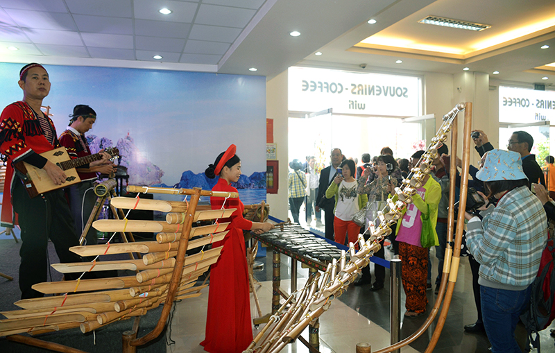 Tại Cảng tàu khách quốc tế Tuần Châu, trong thời gian chờ xuống tàu đi tham quan Vịnh Hạ Long, du khách được thưởng thức các điệu nhạc dân gian do dàn nhạc dân tộc biểu diễn.