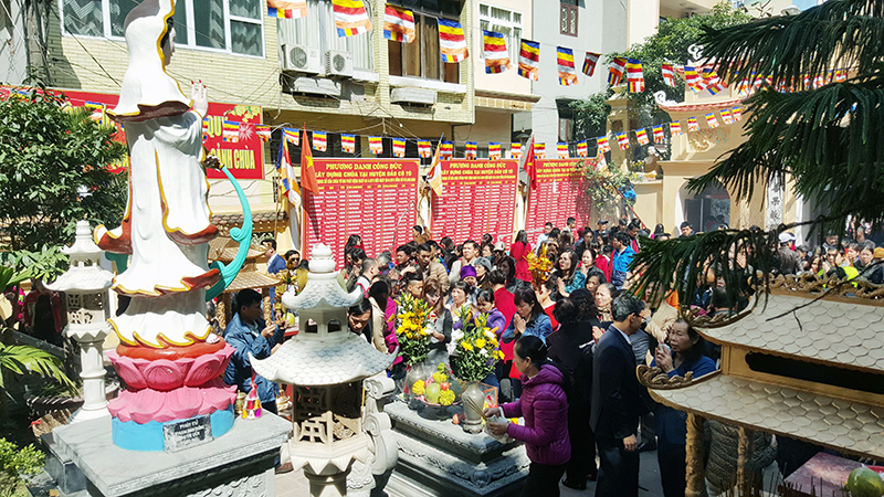 Người dân và du khách đến chùa Long Tiên để du xuân, cầu cho một năm mới nhiều may mắn.