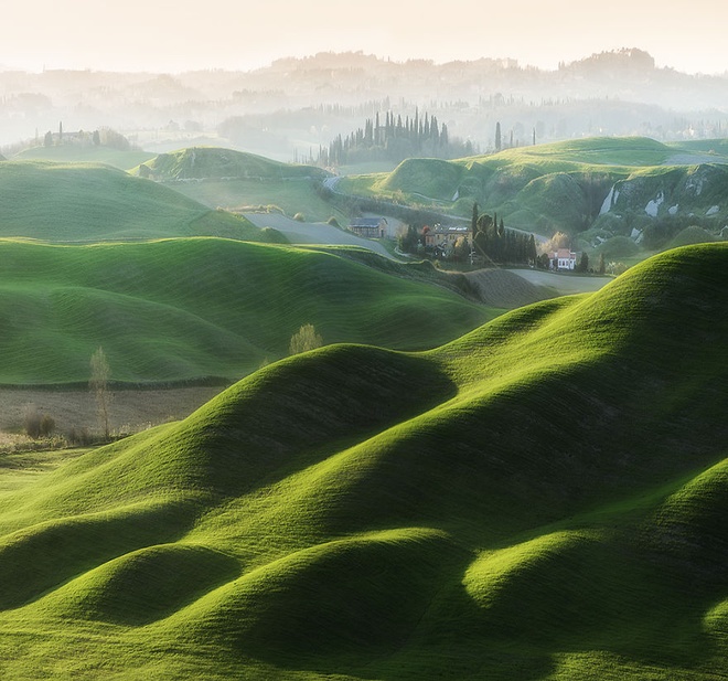 Được bao quanh bởi các dãy núi lớn và một số vùng đồng bằng màu mỡ, Tuscany có diện tích đất được sử dụng nhiều cho nông nghiệp.