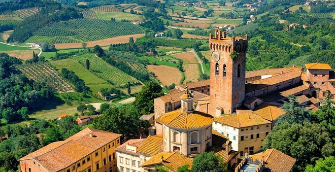 Ngoài những khung cảnh cánh đồng bất tận, Tuscany cũng có nhiều thị trấn trong thành phố vẻ đẹp tự nhiên và kiến trúc tuyệt vời.