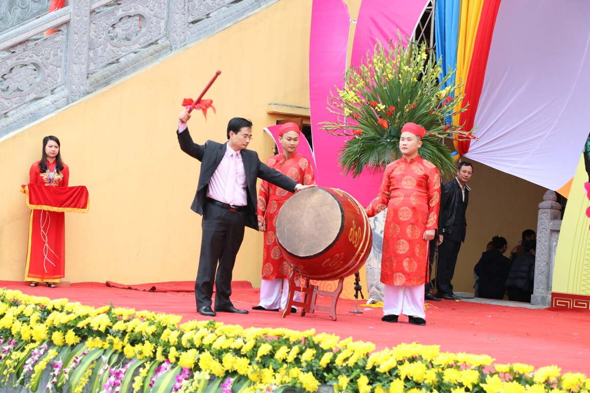 Đại diện lãnh đạo TP Uông Bí đánh trống khai Hội xuân chùa Ba Vàng năm 2016