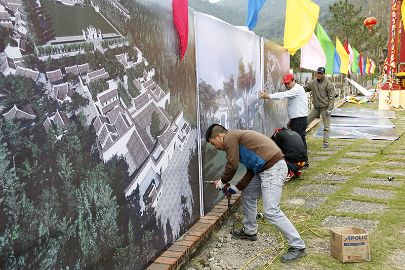Các tấm pano được lắp đặt dọc đường lên khu di tích Yên Tử