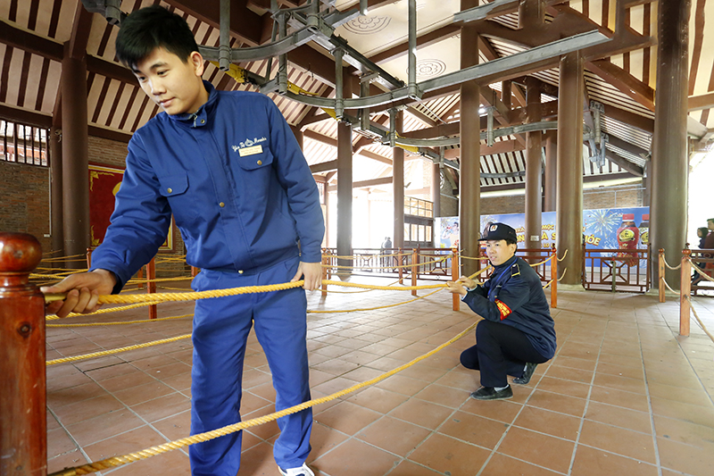 Nhân viên Công ty CP Phát triển Tùng Lâm kiểm tra thiết bị khu nhà chờ cáp treo.