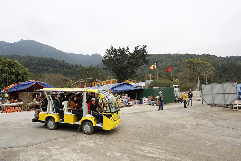 Năm nay Công ty CP phát triển Tùng Lâm bố trí 40 xe điện với giá 10 nghìn đồng/lượt phục vụ nhu cầu của du khách.