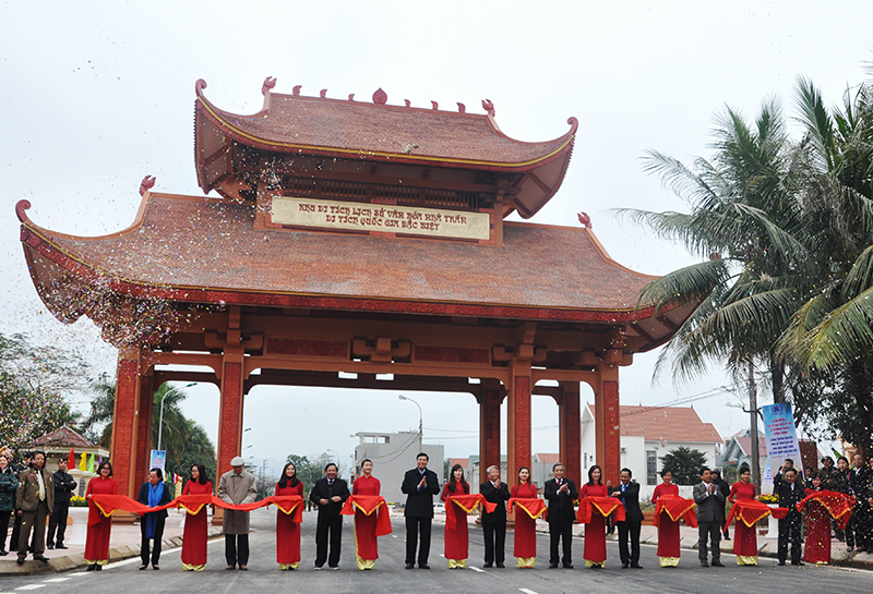 Các đại biểu cắt băng khánh thành công trình Cổng tuyên truyền Khu di tích lịch sử văn hoá nhà Trần - Di tích quốc gia đặc biệt.